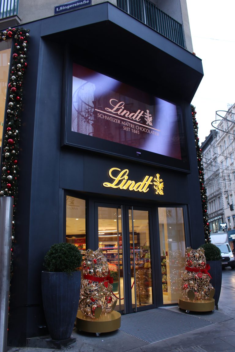 Lindt Kärntnerstraße Außenwerbung LED Wall Videowand als Kundenstopper von projektor.at