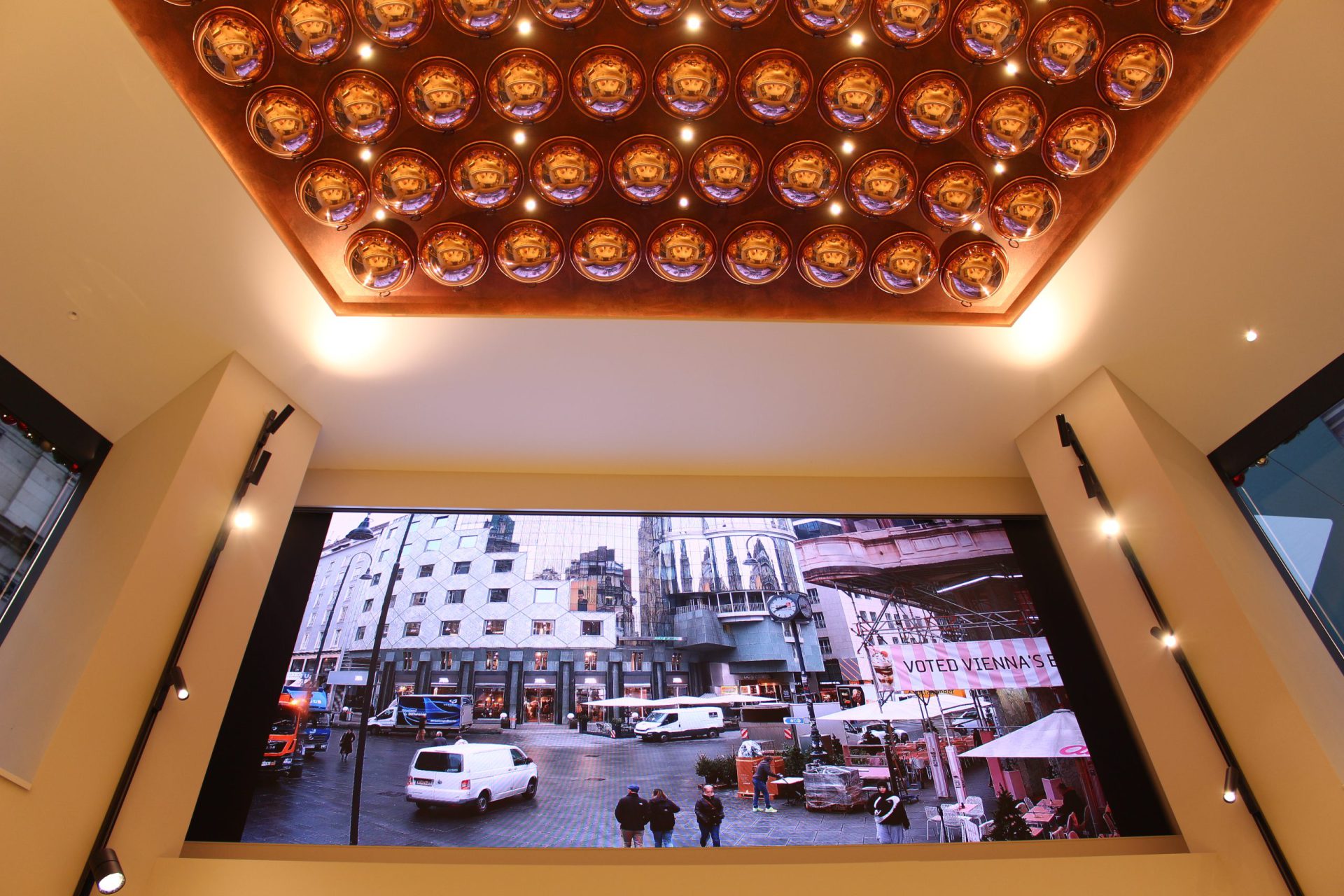 Lindt Kärntnerstraße innenraum LED Wall mit Live Webcam von projektor.at