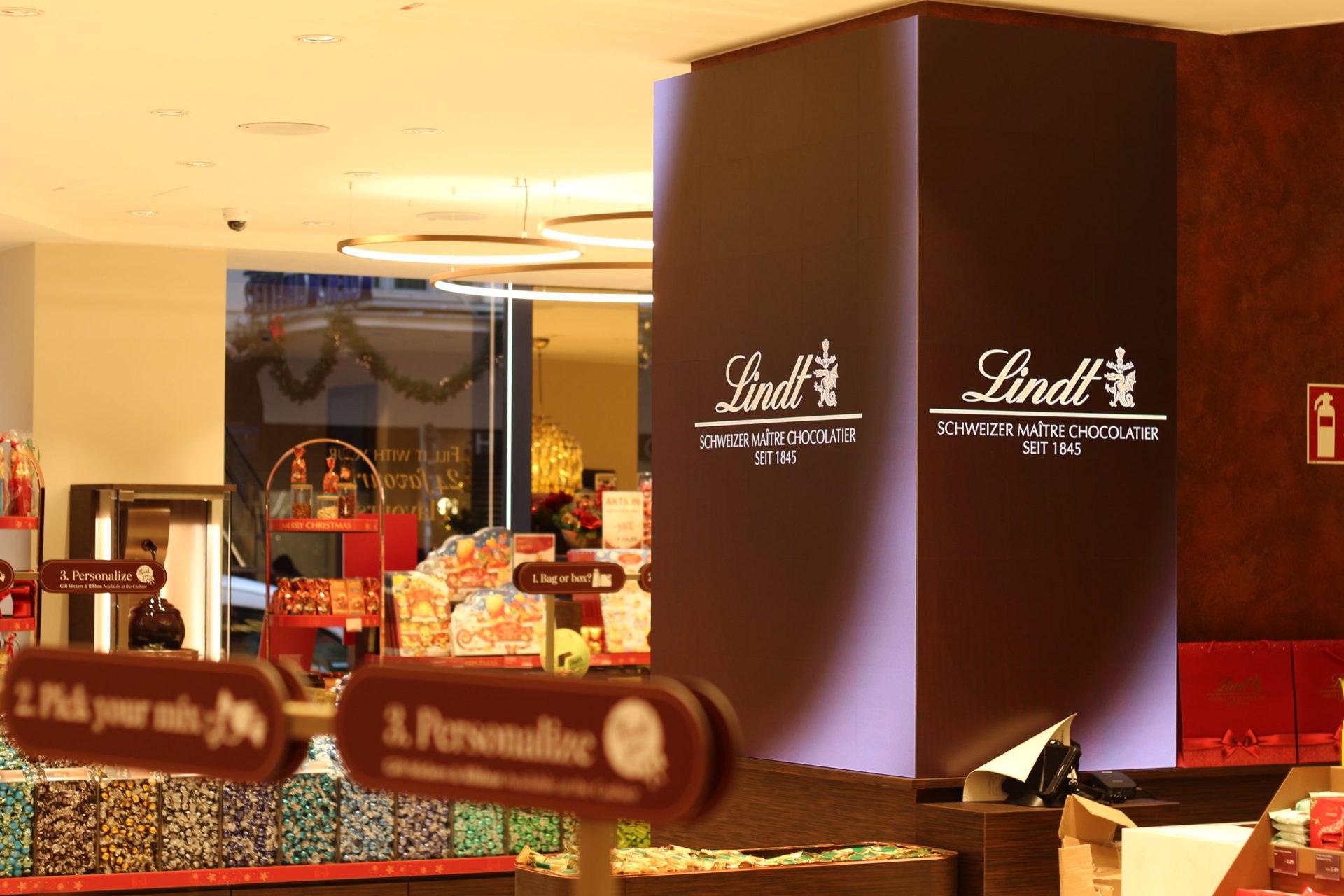 Indoor Videowände für Lindt Flagship Store, Werbung in deinem Geschäft von projektor.at